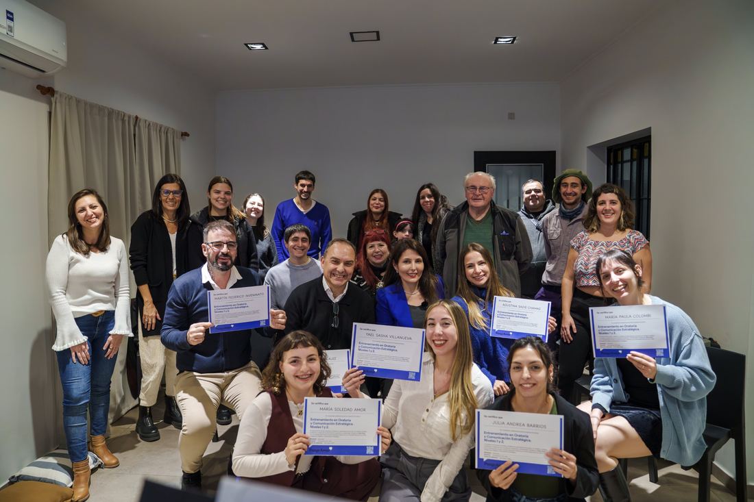 Camada del curso de oratoria en La Plata con sus certificados